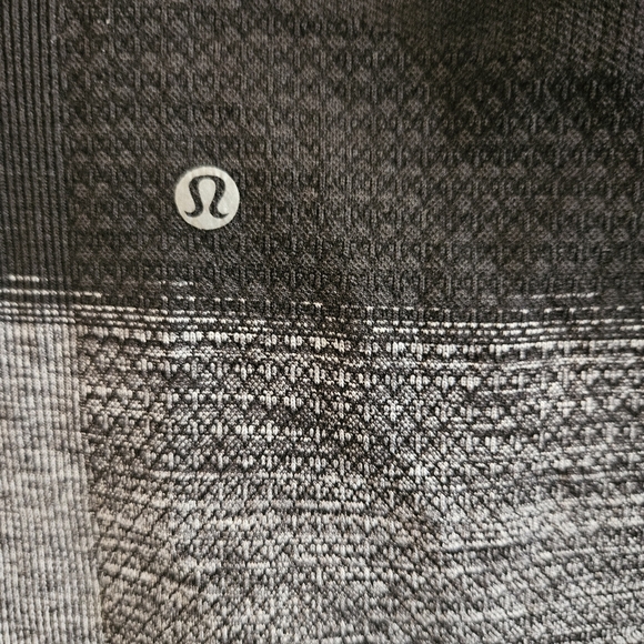 Lululemon Seamlessly Street Crop Heathered Black Size 8 Yoga Athletic Workout - Picture 3 of 7